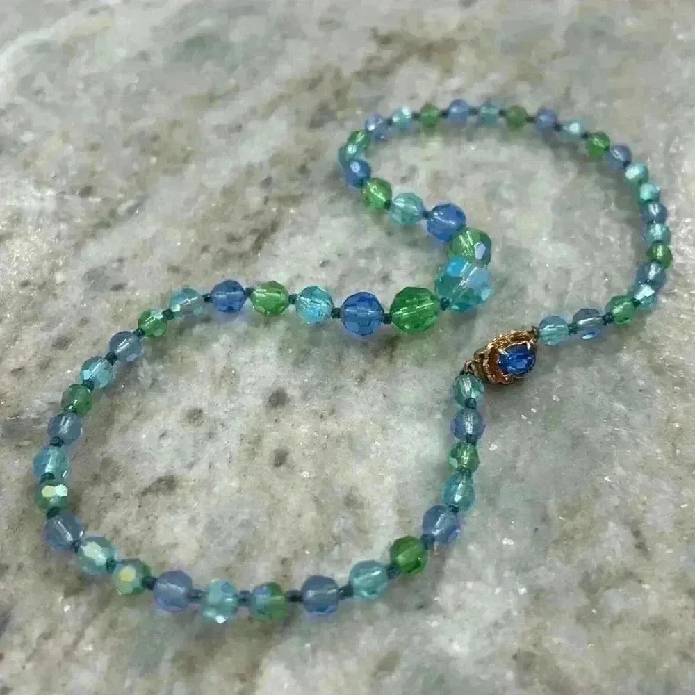 Vintage beaded necklace Blue & Green with a beautiful jeweled closure. - Picture 2 of 6